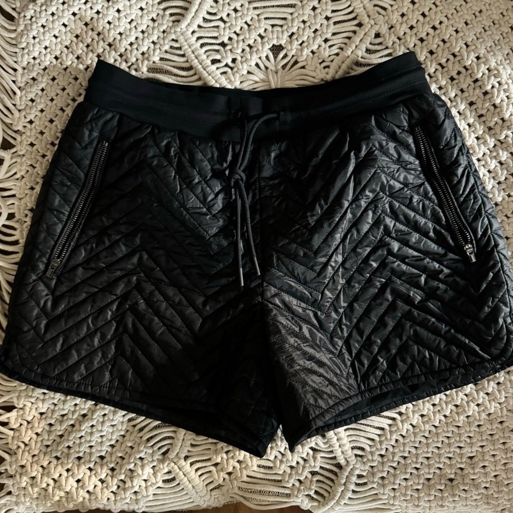 Athleta Black Quilted Apres Ski Shorts Size 2